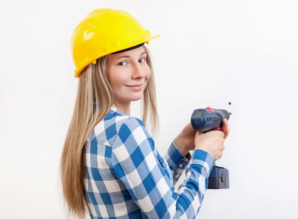 Vrouw het Diy werk doen en dragen van beschermende helm — Stockfoto