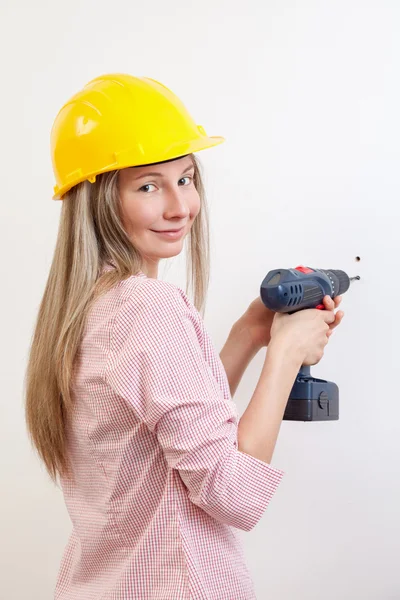 Frau bei der Arbeit und trägt Schutzhelm — Stockfoto