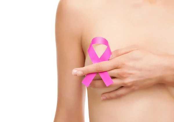 乳房癌意識のリボンを持つ女性 ロイヤリティフリーのストック写真