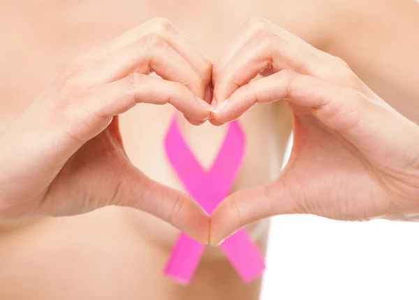 Kobieta z wstążką świadomości raka piersi — Zdjęcie stockowe