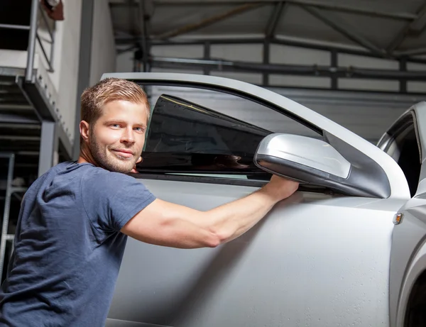 Toepassing kleurende folie op een auto-venster — Stockfoto