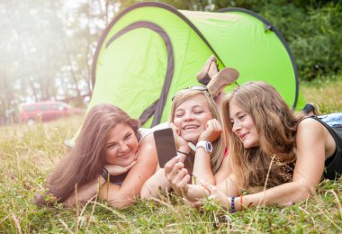 Onların kamp tatil fotoğraf çekerken arkadaş grubu