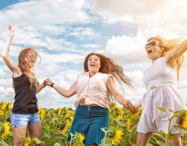 Bir grup arkadaş dışarıda eğleniyor.