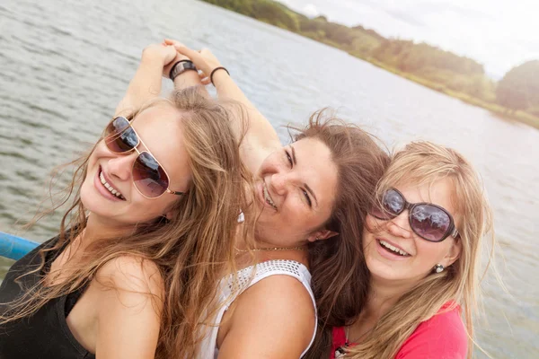 Grupo de amigos divirtiéndose al aire libre en un lago —  Fotos de Stock