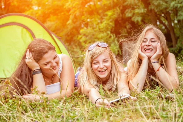 Grupo de amigos disfrutando de unas vacaciones de camping — Foto de Stock