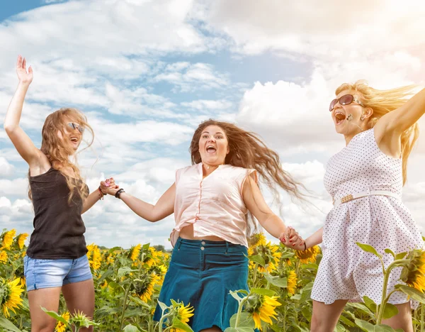 Bir grup arkadaş dışarıda eğleniyor.