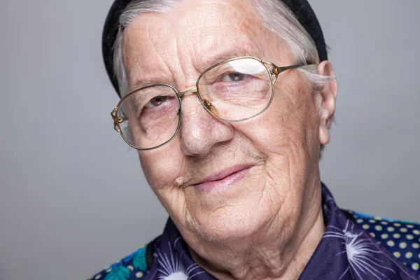 Portrét starší ženy s brýlemi — Stock fotografie