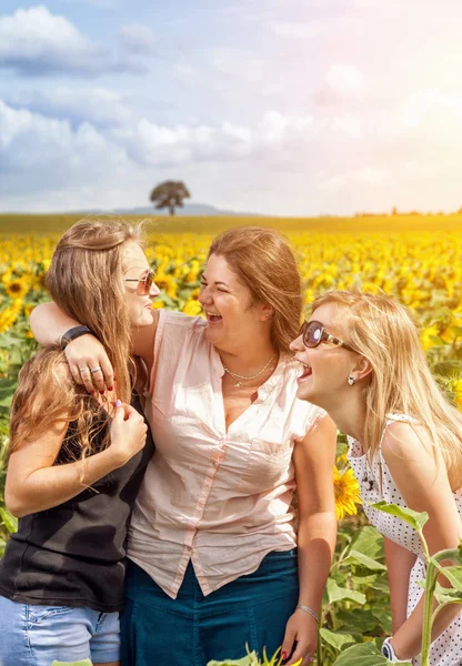 Groep van vrienden hebben plezier buiten — Stockfoto