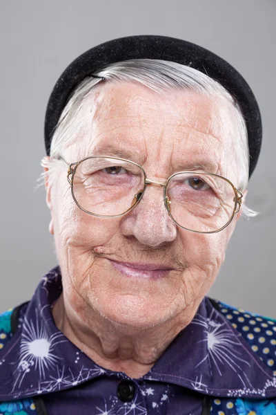 Porträt einer älteren Frau mit Brille — Stockfoto