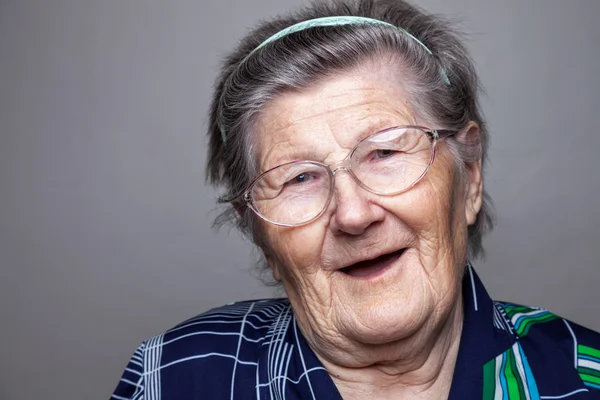 Retrato de uma mulher idosa com óculos — Fotografia de Stock