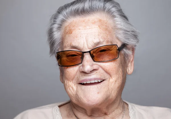 Retrato de uma mulher idosa com óculos — Fotografia de Stock