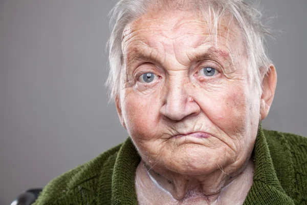 Portret van een oudere vrouw — Stockfoto