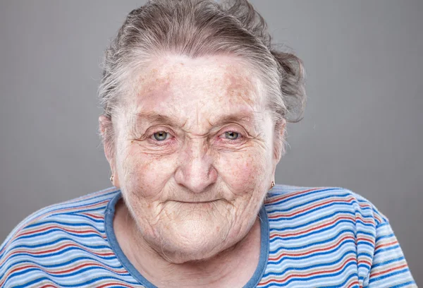 Retrato de una anciana — Foto de Stock