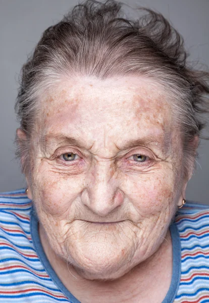 Portret van een oudere vrouw — Stockfoto