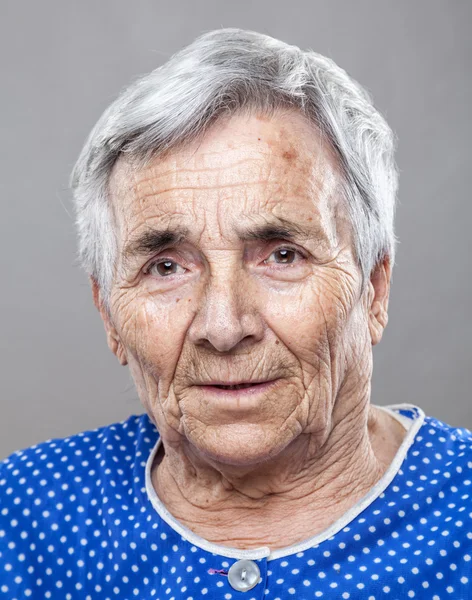 Portret van een oudere vrouw — Stockfoto