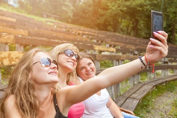 Grupa przyjaciół przy selfie na zewnątrz — Zdjęcie stockowe
