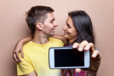 Bir selfie alarak genç mutlu çift