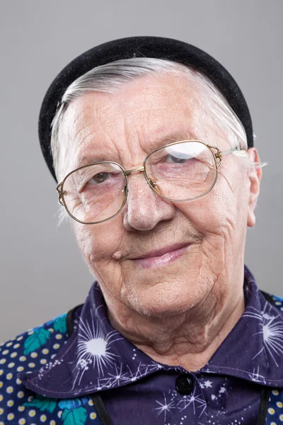 Retrato de uma mulher idosa — Fotografia de Stock