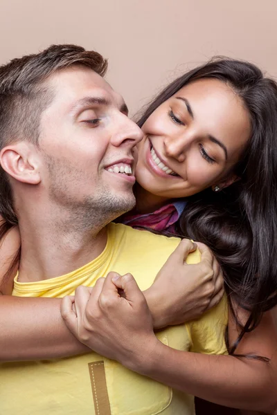 Jong gelukkig paar in liefde — Stockfoto