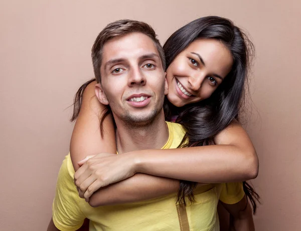 Jong gelukkig paar in liefde — Stockfoto