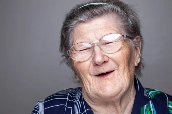 Retrato de uma mulher idosa — Fotografia de Stock