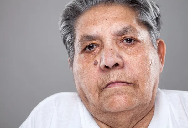 Retrato de uma mulher idosa — Fotografia de Stock