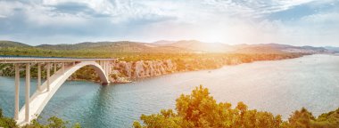 Doğal görünümünü Sibenik bir eski kasaba Hırvatistan yol açan bir köprü