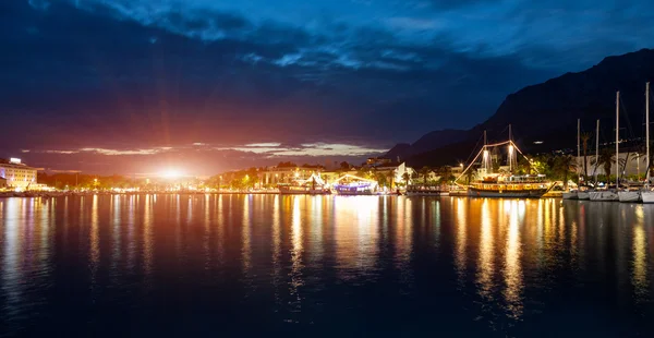 Makarska Riviera Hırvatistan gece — Stok fotoğraf