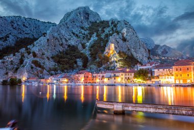 Eski kıyı kenti Omis Hırvatistan gece