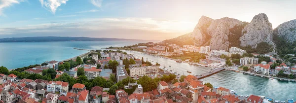 Stary nadmorskiej miejscowości Omiš Chorwacja w nocy — Zdjęcie stockowe