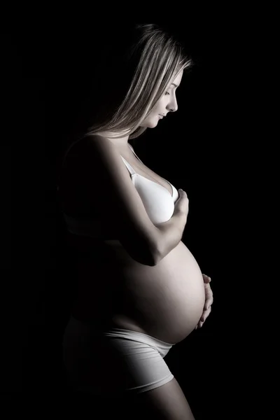 Retrato de uma mulher grávida segurando — Fotografia de Stock