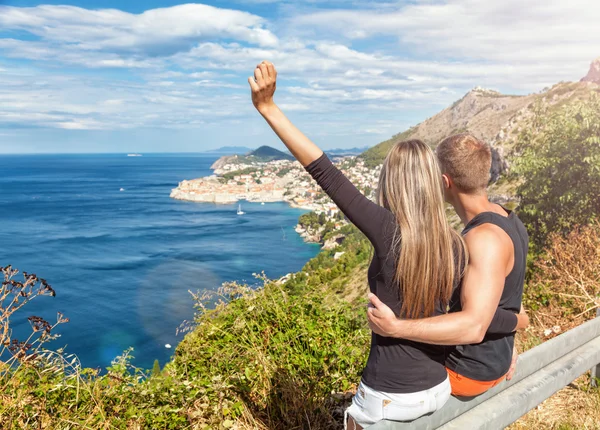 Счастливая пара наслаждается видом Дубровника в своих путешествиях — стоковое фото