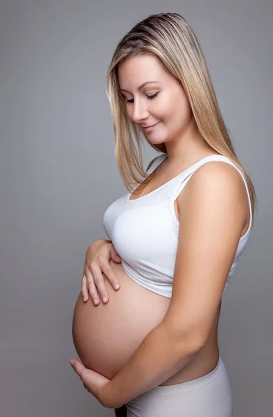 Retrato de uma mulher grávida — Fotografia de Stock