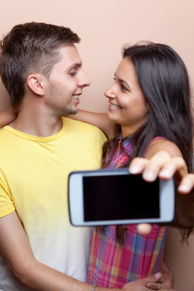 Casal jovem tomando uma selfie com telefone móvel — Fotografia de Stock