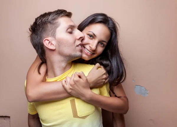 Jeune couple heureux amoureux embrassant — Photo