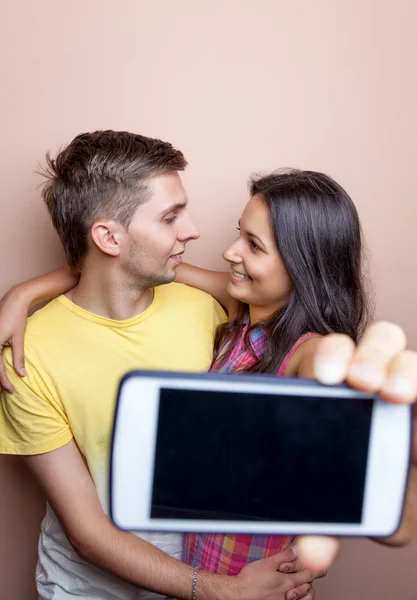 Jeune couple prenant un selfie avec téléphone portable — Photo