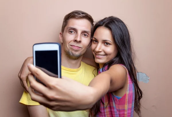 Mladý pár při A Selfie s mobilním telefonem — Stock fotografie