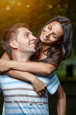 mutlu çiftimiz parkta kucaklayan