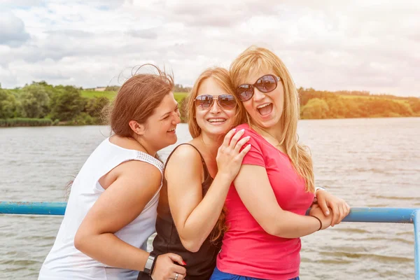 Gruppe von Freunden vergnügt sich im Freien an einem See — Stockfoto