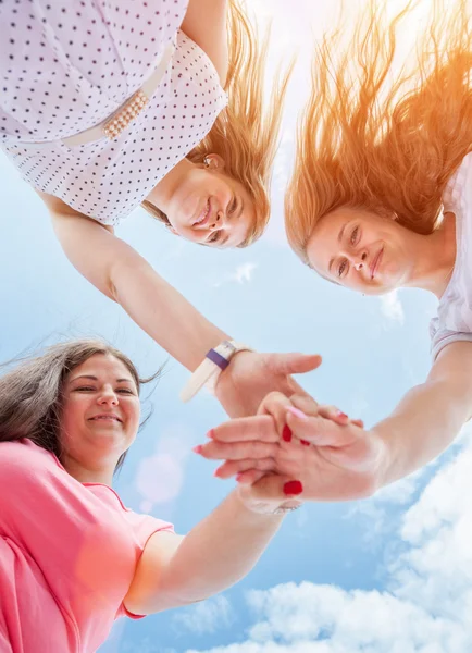 Jóvenes y felices amigos al aire libre —  Fotos de Stock