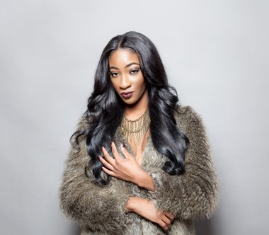 Zarif kıvırcık saçlı siyah güzellik