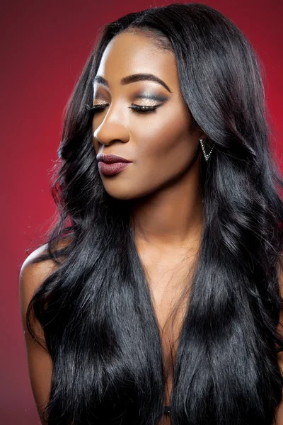 Чорна жінка з довгим розкішним блискучим волоссям — стокове фото