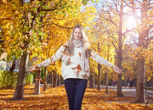 Jonge vrouw genieten van de kleuren van de herfst — Stockfoto