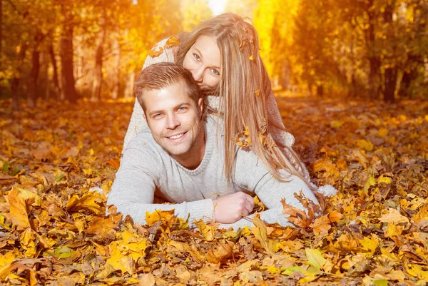 Young happy couple outdoors — Stock Photo, Image