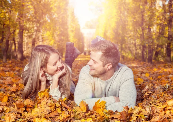 Jovem casal feliz ao ar livre — Fotografia de Stock