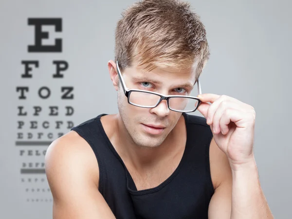 Knappe man dragen van een bril — Stockfoto