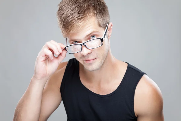 Schöner Mann mit Brille — Stockfoto