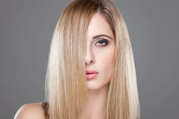 Giovane bellezza bionda con i capelli lisci — Foto Stock