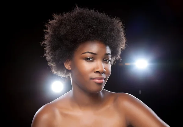 Beleza negra desfrutando de um estilo de vida de festa — Fotografia de Stock