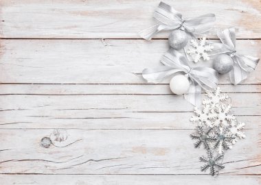 Ahşap arka planda noel süslemesi